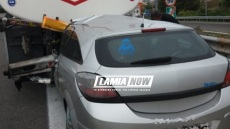 Τρόμος στη Φθιώτιδα: ΙΧ «σφηνώθηκε» κάτω από βυτιοφόρο υγρών καυσίμων