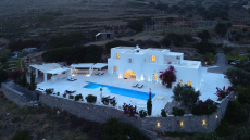 Περιζήτητη η βίλα του Γιάννη Ραγκούση στην Πάρο: Τον Ιούλιο €7.700 και τον Αύγουστο €12.500 την εβδομάδα!