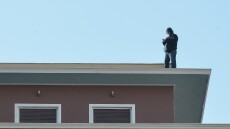 Λήξη συναγερμού: Κατέβηκε ο συμβασιούχος που απειλούσε να αυτοκτονήσει από το υπουργείο Εσωτερικών 