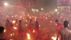 Βίντεο: Το πύρινο έθιμο με τους πυρσούς για τη Θεά Durga στην Ινδία