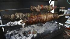 Κατασχέθηκαν 90 κιλά ακατάλληλο κοκορέτσι σε επιχειρήσεις του Πειραιά