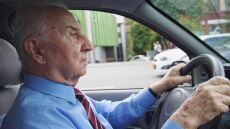 Ηλικιωμένοι οδηγοί: Με βεβαίωση θα οδηγούν στους δρόμους μέχρι να βγει το νέο δίπλωμα