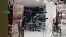 Άγνωστοι έκαναν «λαμπόγυαλο» εκλογικά κέντρα στον Βύρωνα