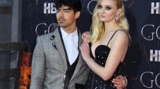 Η «Σάνσα» του GoT παντρεύτηκε τον Τζο Τζόνας στο Λας Βέγκας με παράνυφη την... Πριγιάνκα Τσόπρα!