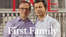 TIME: Ο πρώτος ανοιχτά γκέι υποψήφιος για το χρίσμα των Δημοκρατικών ποζάρει με τον σύντροφό του