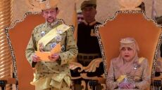 «Κωλοτούμπα» από τον Σουλτάνο του Μπρουνέι: Δεν θα λιθοβολούμε μέχρι θανάτου τους ομοφυλόφιλους