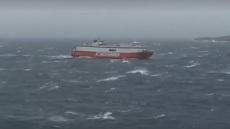 Βίντεο: Το πλοίο «Θεολόγος» παλεύει με τα κύματα στην Τήνο