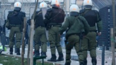 Επεισόδια μεταξύ οπαδών της ΑΕΚ και αστυνομικών στον Κόκκινο Μύλο