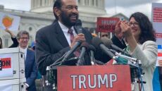 Ντόναλντ Τραμπ: Πάνω από 10 εκατομμύρια υπογραφές για να ξεκινήσει η διαδικασία καθαίρεσής του!