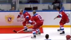 Ο Πούτιν «έσπασε τα μούτρα του» πανηγυρίζοντας μετά τα 8 γκολ που έβαλε σε αγώνα χόκεϊ