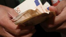 Τετραπλασιάστηκαν οι εργαζόμενοι των 250 ευρώ τα χρόνια της κρίσης – Κατά 28% έπεσαν οι μέσοι μισθοί