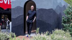 Νέα Υόρκη: Καλλιτέχνης «φύτεψε» μικροσκοπικό σπίτι στην μέση της Times Square