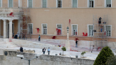 Καθαρίζουν τις μπογιές του Ρουβίκωνα στη Βουλή υπό το βλέμμα αστυνομικών και τουριστών