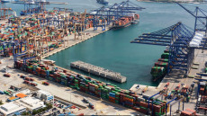 New York Times: Πολιτικά παιχνίδια στο λιμάνι του Πειραιά