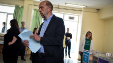 Πειραιάς: Στο σχολείο του παππού του ψήφισε ο Νίκος Μπελαβίλας