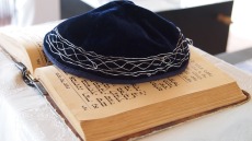 Γερμανία: Καλούν τους εβραίους να μην κυκλοφορούν δημοσίως με κιπά για να αποφεύγουν τις επιθέσεις