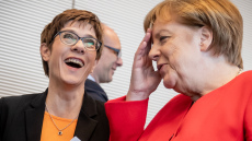 Γερμανικός Τύπος: Η Μέρκελ δεν παραδίδει την Καγκελαρία γιατί δεν εμπιστεύεται την Καρενμπάουερ