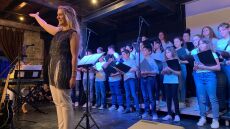 Ο Μιχάλης Χατζηγιάννης με τους μαθητές του 1ου Δημοτικού Θάσου