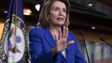 Πελόζι για Μάλερ: Μομφή κατά του Τραμπ απαιτεί «ατράνταχτα στοιχεία» 