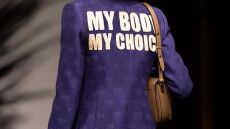 Καμπάνια Gucci για την άμβλωση: «To σώμα μου δική μου επιλογή» γράφουν τα ρούχα των μοντέλων