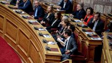 Φέρνουν ρυθμίσεις και ρουσφέτια τελευταία στιγμή πριν τις εκλογές