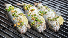 Το μυστικό για να μην κολλάει το ψάρι στη σχάρα