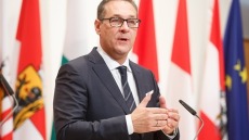 Αυστρία: Αποχωρεί από την πολιτική ο Στράχε μετά την συντριβή