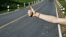 Ντύθηκε γυναίκα, έκανε ωτοστόπ και λήστεψε οδηγό!