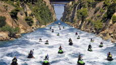 «Στόλος» από τζετ σκι διασχίζει τον Ισθμό της Κορίνθου - Δείτε το εντυπωσιακό βίντεο