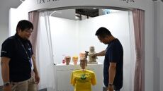 Κούκλα Τραμπ που τρώει ξύλο η μεγαλύτερη επιτυχία σε έκθεση ηλεκτρονικών ειδών στην Κίνα