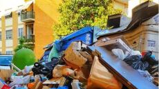 Ρώμη: Οι κάτοικοι διασκεδάζουν την... απόγνωσή τους με διαγωνισμό για το «καλύτερο σκουπίδι» της πόλης