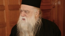 Επιμένει ο Αμβρόσιος: Παράσημο η ποινή για τους ομοφυλόφιλους