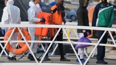 Μεταναστευτικό: Περίπου 500 μετανάστες που έχουν διασωθεί στη Μεσόγειο περιμένουν να αποβιβαστούν σε ασφαλές λιμάνι