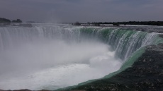 Μοιάζει με θαύμα: Πήδηξε στους καταρράκτες του Νιαγάρα και επέζησε