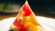 Φτιάξαμε ζελέ καρπούζι σε… καρπούζι!