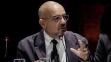 Άγρια κόντρα «Liberation» με Μπάμπη Παπαδημητρίου για τον Κυριάκο Μητσοτάκη