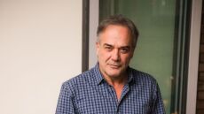 Παύλος Ευαγγελόπουλος: Ποζάρει στα 57 του με κοιλιακούς... φέτες  