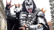 «Ο Τραμπ άλλαξε για πάντα την πολιτική» λέει ο Τζιν Σίμονς, μπασίστας των θρυλικών KISS