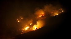 Φωτιά στον Κιθαιρώνα: Δύσκολη νύχτα για τους πυροσβέστες - Η φωτιά μαίνεται σε δύσβατο σημείο