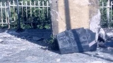 Αλβανοί εθνικιστές κατέστρεψαν μνημείο σε ελληνικό χωριό στη Βόρεια Ήπειρο