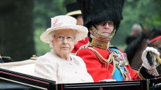 Η βασίλισσα Ελισάβετ την Πρωτοχρονιά θα τιμήσει τους Έλτον Τζόν, Ολίβια Νιούτον Τζον και Ρότζερ Τέιλορ