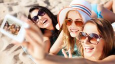 Πότε επιδιώκουμε νέες γνωριμίες και πότε θέλουμε τους δικούς μας ανθρώπους;