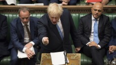 Βρετανικά ΜΜΕ: Ο Μπόρις Τζόνσον άνοιξε «πόλεμο» με την ΕΕ