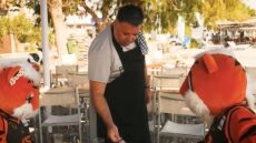 Διαφήμιση-έπος για τα διαρκείας του Προμηθέα με... «κολοκύθια τούμπανα» και ταβερνιάρη τον προπονητή Γιατρά 