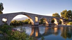 Στο εντυπωσιακό Γεφύρι της Άρτας η τελετή ορκωμοσίας της νέας δημοτικής αρχής