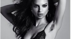 H Emily Ratajkowski μας δείχνει την αξύριστη μασχάλη της φορώντας δαντελένιο σουτιέν