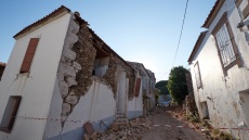 Βρίσα Μυτιλήνης: Στο έλεος της γραφειοκρατίας οι σεισμοπαθείς δύο χρόνια μετά τα 6,3 Ρίχτερ