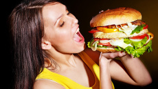 Ποιοι βρίσκουν το ίδιο φαγητό πιο νόστιμο και θέλουν περισσότερο για να ικανοποιηθούν