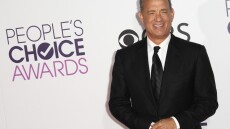 Ο Τομ Χανκς αποκαλύπτει ποιον συμβουλεύεται σε θέματα μόδας, ώστε να είναι πάντα κομψός