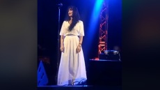 Η Πάολα τραγουδά Μίκη Θεοδωράκη στα «Πρέσπεια» (βίντεο)